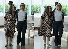 Facebook gives people the power to share and makes the. Paloma Duarte Passeia Com A Mae Debora Duarte E Se Diverte Ao Ver Paparazzo Quem Quem News