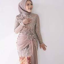 Contoh desain kebaya dress brokat muslimah modern terbaru ini merupakan busana dengan balutan yang sopan serta model terbaru. 15 Inspirasi Kebaya Lamaran Muslim Yang Bisa Kamu Tiru Updated 2020 Bukareview