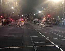 Wiele osób, z różnych przyczyn albo i bez przyczyny, chodziło po ulicach. Godzina Policyjna Zakaz Przemieszczania Sie I Przyjmowania Gosci Australia Walczy Z Wirusem