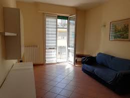Affittasi a ragazzo o ragazza, sia studente che lavoratore, ampia camera (20mq) uso singola, molto luminosa con balcone privato, letto singolo e divano letto, in appartamento di 70 mq con bagno, cucina abitabile e balcone in comune. Affitto Affitti Fra Privati Firenze Cercasicasa It