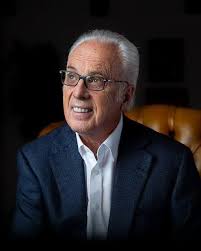 John F. MacArthur é um teólogo polêmico que leio bastante e, também, cito  com frequência em meus livros. Ora para refutar seus argumentos  antipentecostais, como em 'Barnabé: o Pregador de Fé e