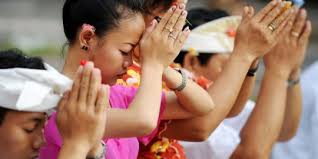 Kematian dan setelah kematian menurut hindu. Foto Kekhusyukan Doa Umat Hindu Di Bali Dalam Perayaan Galungan Merdeka Com