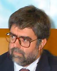 QUÉ TIENEN EN COMÚN ESTAS PERSONAS?