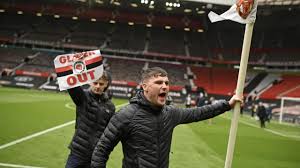 Headlines linking to the best sites from around the web. Manchester United Fans Break Onto Old Trafford Pitch In Anti Glazers Protest Youtube