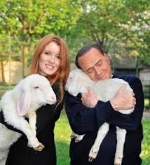Vi regaliamo scoop, meme e intrattenimento —> clicca qui avete mai visto la casa di silvio berlusconi in sardegna? Berlusconi Gli Agnelli E La Pioggia Di Meme