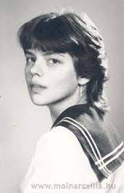 Sápadtan, reszketve támolygott le a földszintre. In Memoriam Molnar Csilla 1969 Januar 20 1986 Julius 10 Anna Blogozin