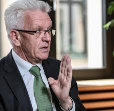 Laut politbarometer von zdf und tagesspiegel liegen die grünen nun bei 27 prozent der stimmen. Winfried Kretschmann Will Die Grunen In Die Mitte Fuhren Welt