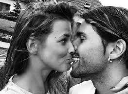 Jun 09, 2021 · ivana mrazova, modella di origine ceca ed ex gieffina, ha commosso i fan con una lettera dedicata al padre zdenek scomparso ad aprile.a restarle accanto nel dolore c'è anche il fidanzato luca onestini, vincitore del grande fratello e suo compagno da quei primi momenti condivisi all'interno del reality di canale 5. Luca Onestini Ivana Mrazova Prove Da Genitori Dolci E Teneri Con La Piccola Annabelle