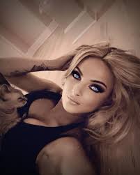 Those ocean eyes …… #yallshonkytonkbarbiegirl #pippinLeann #sphynxlove  #Nashville #wv #blueyedgirl #blondesquad #makeupartist #cowgirlsharpay #CSC  #idkidc #lovethang❤️😊 #Nakedlove #imherhuman😂 #4leggedkiddos💕😘  #singinmetosleep #purrfect