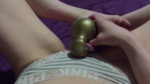 Ejaculation de canard dans la chatte. Ado coquine se livre pour la premièr