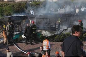 El atentado de hoy en jerusalén, la capital de israel, prueba que esa nación amiga sufre la misma lacra yihadista que el resto de los países occidentales, con los mismos fines de terror, sumisión y dominación y los mismos medios, como los atropellamientos, que, una vez ensayados contra los. Atentado En Un Colectivo En Jerusalen Dejo 21 Heridos
