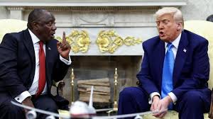 Trump ambushes South African president in Oval Office with claims of 'white  persecution' - BBC News
