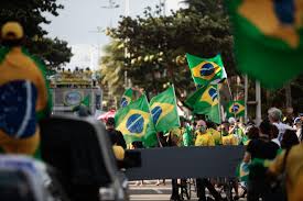 Bolsonaristas realizam 'motociata' para pedir voto impresso. 9mrjktmecsdnlm