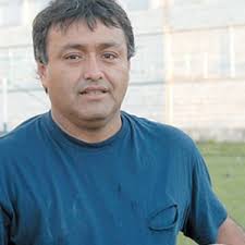 Daniel Bustos: el director técnico de un club argentino que a la vez  preside otro