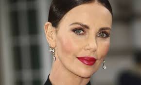 Ιδιαίτερα αν προσφέρεις δύο επιλογές: Charlize Theron Newsbomb