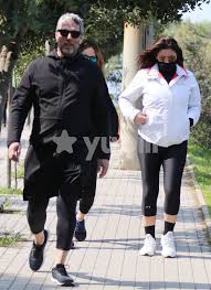 Ο ανδρέας μικρούτσικος μίλησε για το bulling που δέχτηκε για τα κιλά της η έλενα παπαρίζου, αλλά και για το πώς αντέδρασε η ίδια σε αυτά. H Elena Paparizoy Kai O Andreas Kapsalhs Se Paparazzi Stigmiotypa Celebrities Eidhseis Yupiii Gr