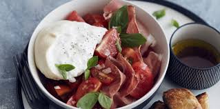 Salade De Tomates Jambon Cru Et Buratta Fumee Recettes Recette Salades Composees Recette Salade De Tomate Burrata Recette