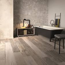 Una pulizia più accurata va fatta con l'applicazione di un solvente per cera. Un Vero Mix Chic Abkemozioni In Questo Bagno Dove A Parete E Stato Usato Il Rivestimento Do Up Affresco Light E B Pavimenti In Legno Scuro Bagno Stile Bagno