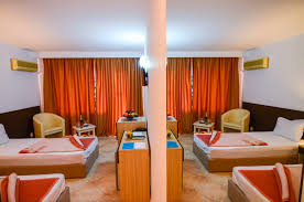 Hotel majestic 3* este situat în zona de nord a staţiunii mamaia, la numai 50 de metri de plajă, pe partea cu marea, înainte de hotel rex. Hotel Majestic Mamaia Romania