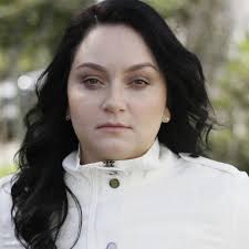 A lição do cacto No deserto, onde o sol castiga e a chuva é rara, o cacto  sobrevive. Enquanto outras plantas murcham, ele permanece firme, porque  aprendeu a guardar dentro de si