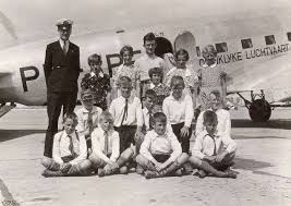Schoolkinderen Antoniusschool naar luchthaven Schiphol (foto 03156 uit de  beeldbank Historische Genootschap Nieuwkoop)