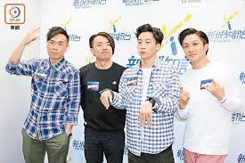 Supper moment 決定在首個紅館演唱會《supper moment live at the coliseum》的影碟及珍藏版套裝推出前，將演唱會足本內容放上 youtube 來個免費限時播放，有興趣的朋友記緊預留今日（6 月 24 日）晚上 8 時這個 time slot 啊! Supper Momentå‡ºç¢Ÿç•€äººé¬§ æ±æ–¹æ—¥å ±