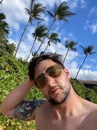 🍸Anyone enjoying their day ? 😊