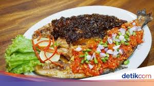 Paling asyik, sih, dipadukan dengan lalapan sayur dan lauk pauk seperti ayam atau ikan. Mau Berbuka Puasa Dengan Ikan Bakar Makassar Ini 5 Tempatnya