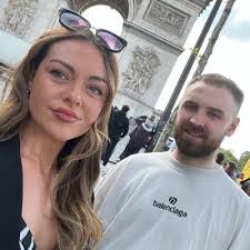 Elena Walker (@elenaawalkerr)