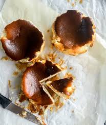 This burnt cheesecake from the basque country doesn't require making a crust, so it's a super easy recipe! Mini Basque Cheesecake