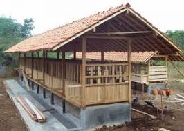 Jarak antar bilah tidak tidak boleh terlalu rapat agar kotoran dapatjatuh ke kolong, tetapi juga tidak boleh terlalu longgar agar kaki kambing/ domba tidak terperosok ke bawah. Kandang Kambing Modern Tips Sukses Penggemukan Kambing