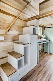 Clover Tiny House Comes With Its Own Large Social Area Video Tinyhousekitchens Modern T Kleines Haus Loft Kleines Haus Einrichtung Kleines Haus Badezimmer