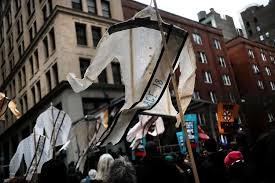 ( • ) / = μέτρησε σε κάθε τρίγωνο τη βάση και το ύψος και υπολόγισε το εμβαδόν του. To 8anathforo Trigwno Shirtwaist Factory Fire