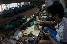 Pabrik sepatu purwokerto beberapa proses pembuat sepatu pria dan sepatu wanita. Perhotelan Rumahkan 150 000 Karyawan Sepatu Libur Produksi
