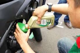 Fungsi oli sangatlah penting bagi motor. Motor Pakai Oli Mobil Ini Konsekuensinya
