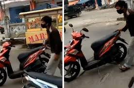 Di beberapa wilayah/daerah di indonesia, polsek atau polres tips: Juru Parkir Pengendali Motor Cukup Satu Tangan Bisa Bikin Motor Nurut Sama Dia Gridoto Com