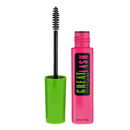 Produtos de cosméticos modernos da Maybelline dispostos em bancada de maquiagem profissional