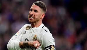 لم يسعد فريق ريال مدريد ولا جمهوره بالإحتفال بلقب كأس ملك أسبانيا حيث سقط الكأس من يدي المدافع سيرجيو راموس من المقدمة العلوية للباص مما أدى إلى دهس الكأس. Ø³ÙŠØ±Ø®ÙŠÙˆ Ø±Ø§Ù…ÙˆØ³ 25 Ø¨Ø·ÙˆÙ„Ø© ÙÙŠ Ù…Ø³ÙŠØ±Ø© Ø§Ù„Ø¬Ø²Ø§Ø±