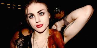 Hun gjorde overskrifter før fødselen etter at beskyldninger hadde skjedd at. Frances Bean Cobain Net Worth 2020 Wiki Married Family Wedding Salary Siblings