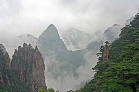 Spektakuläre Felsen Und Gipfel Der Huang Shan-Gebirge, China Im Nebel,  Stilisiert Und Gefiltert, Um Wie Ein Ölgemälde Aussehen Lizenzfreie Fotos,  Bilder und Stock Fotografie. Image 26933229.