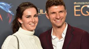 From his wife or girlfriend to things such as his tattoos, cars, houses, salary & net worth. Thomas Muller Plaudert Uber Das Erste Date Mit Seiner Lisa