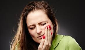 Nos ancêtres mâchaient quelques clous de girofle afin de lutter contre la mauvaise haleine vous pouvez également déposer un clou de girofle écrasé au niveau de votre dent, mais le goût très concentré n'est pas très agréable. Le Clou De Girofle Contre Le Mal De Dents Passionsante Be