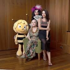 Born 11 march 1955) is a german singer, songwriter, and actress. Eva Maria Nina Und Cosma Shiva Hagen Drei Damen Und Eine Biene Kultur Tagesspiegel