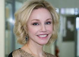 Зудина едва не разрыдалась после вопросов о табакове. Zudina Prishla Na Vecher Pamyati Pokojnogo Muzha S Novym Uhazherom