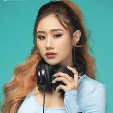 Stream Min Kyaw Hein music