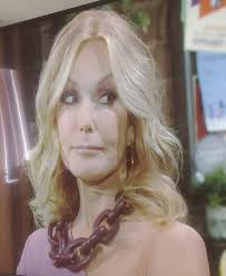 Lauren's necklace looks like the plastic linked chain