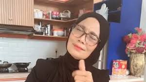 Mengintip Dapur Minimalis dan Elegan Vidi Aldiano, Dilengkapi Kitchen Island