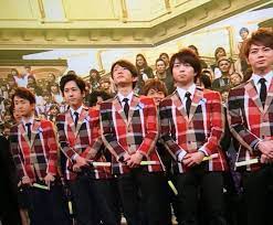 arashi wearing crestbridge check jacket on tv kouhaku 嵐が紅白でクレストブリッジチェックジャケット着用 紅白 嵐