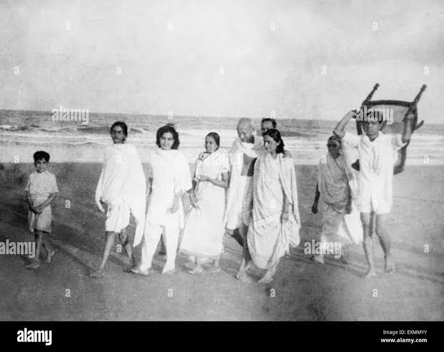 Mahatma Gandhi walking Juhu Beach bombay May 1944 Stock Photo - Alamy