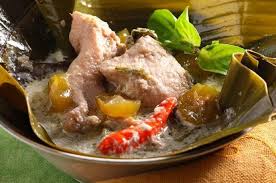 Yang unik, garang asem ayam ini dimasak menggunakan daun pisang untuk membungkus ayam yang telah dipotong per bagian. Resep Garang Asem Ayam Dan Cara Memasaknya